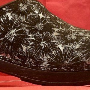 Sanita clog NIB metallic